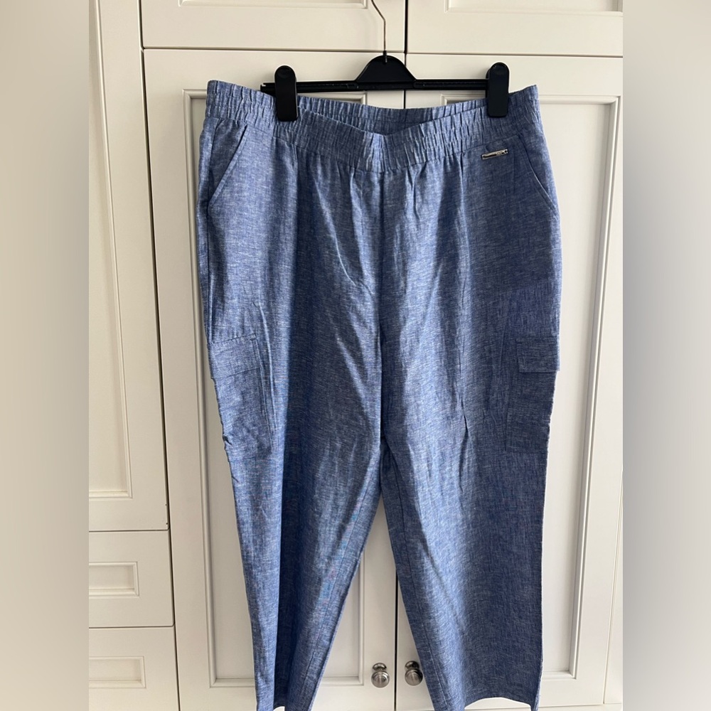 NWOT Jones New York Signature capri pants. Stretch waist. Easy wear.Comfortable.